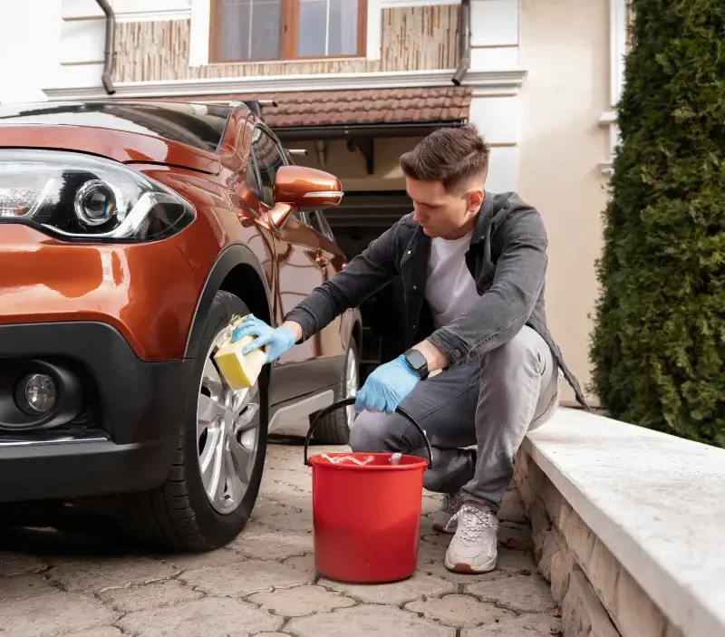 Lavage auto à domicile Benon : professionnel intervenant sur un véhicule